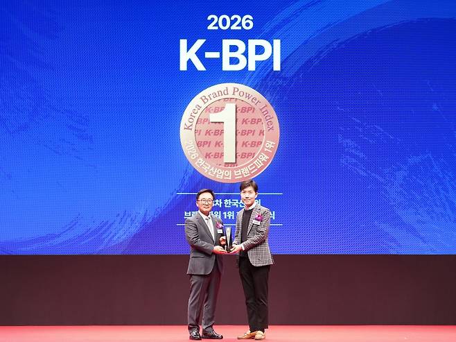 지난 19일 신라호텔에서 열린 '2026 한국산업의 브랜드파워(K-BPI)' 인증식에서 임형욱 교촌에프앤비 커뮤니케이션본부장(오른쪽)과 한수희 한국능률협회컨설팅 대표이사 사장(왼쪽)이 시상 후 기념사진 촬영을 하고 있다. /교촌에프앤비 제공