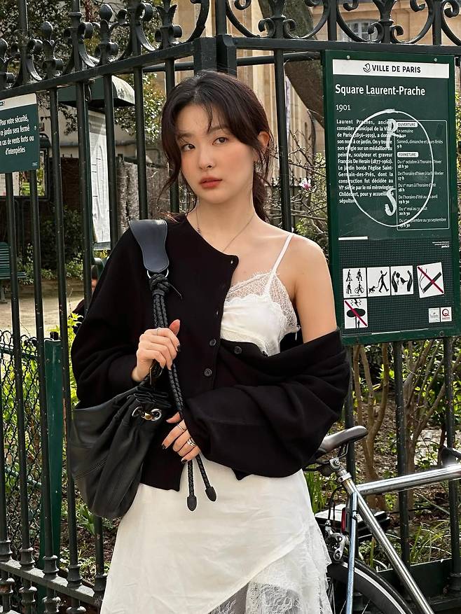 화이트 원피스로 레이어드 코디를 선보인 슬기. 인스타그램 @hi_sseulgi