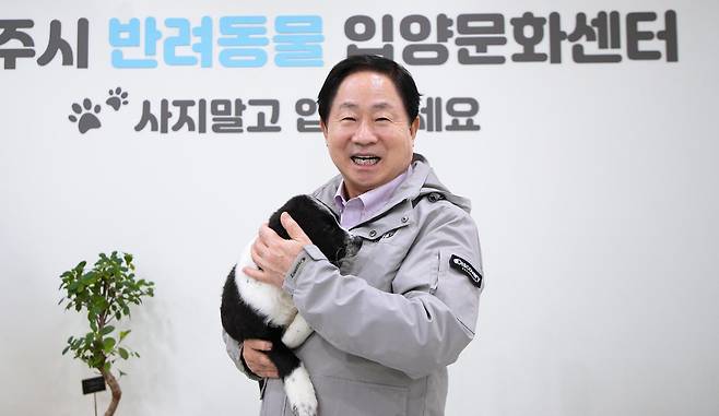 주광덕 경기 남양주시장이 16일 남양주 반려동물 입양 문화센터에서 강아지를 안고 있다. 주 시장은 이날 동아일보와 인터뷰에서 “생명 존중 정책에서 출발해 첨단 산업과 일자리 창출로 이어지는 도시 구조를 만들겠다”며 “남양주를 산업과 복지가 공존하는 자족도시로 바꿔나가고 있다”고 강조했다. 남양주시 제공