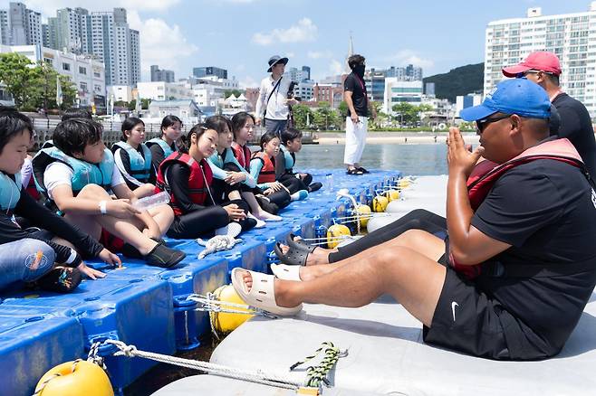 지난해 7월 부산 수영구 광안리해수욕장에서 지역 초등학생들이 물놀이 안전교육을 받고 있다.
부산시교육청 제공