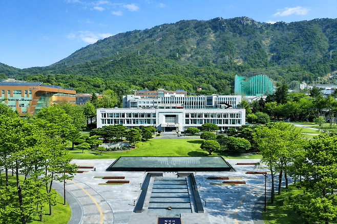 ‘GAST-기계공학대학’과 ‘GAST-인공지능대학’을 신설하며 지역 중심대학으로 위상을 강화하고 있는 국립창원대. 사진은 국립창원대 대학본부와 탁연지 전경. 국립창원대 제공