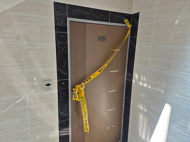 19일 오전 울산 울주군의 한 빌라 현관문에 ‘출입금지’라고 적힌 폴리스라인이 쳐져있다. 울주=뉴스1