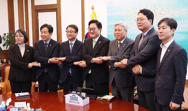 우원식 국회의장(가운데)과 국민의힘을 제외한 6개 정당 원내대표들이 19일 오후 서울 여의도 국회에서 열린 ‘초당적 개헌 추진을 위한 제정당 연석회의’에 참석해 기념 촬영을 하고 있다. 왼쪽부터 기본소득당 용혜인 원내대표, 진보당 윤종오 원내대표, 더불어민주당 한병도 원내대표, 우 의장, 조국혁신당 서왕진 원내대표, 개혁신당 천하람 원내대표, 사회민주당 한창민 원내대표. 국민의힘은 “졸속 개헌안에 반대한다”며 불참했다. 이훈구 기자 ufo@donga.com