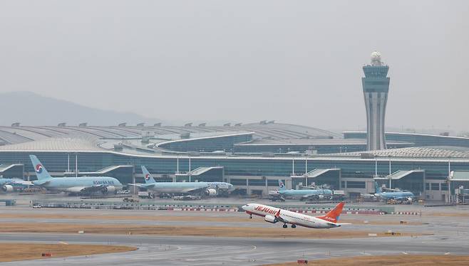 중동 사태로 중동 경유 유럽행 항공 운항이 잇따라 취소되고 4월 국제선 항공권에 부과되는 유류할증료가 급등하며 장거리 여행 수요 둔화 전망이 나오고 있다. 18일 인천국제공항에서 항공기가 이착륙하고 있다. 뉴스1