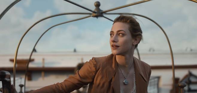 BTS의 스윔 뮤직비디오에 출연한 릴리 라인하트. 유튜브 채널 ‘HYBE LABELS’의 BTS (방탄소년단) ‘SWIM’ Official MV 캡처