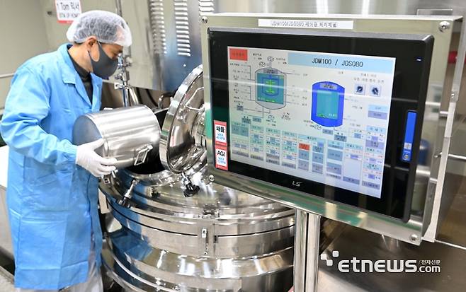 연구원에 마스크팩 제작을 위한 공정을 진행하고 있다.