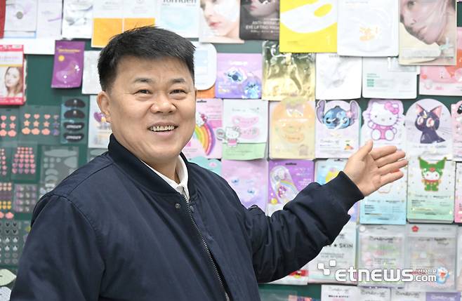대한민국 K-뷰티 산업을 이끌 김정대 정동산업 대표가 수년동안 개발한 마스크 팩 다지인을 배경으로 인터뷰를 하고 있다. 김동욱기자 gphoto@etnews.com