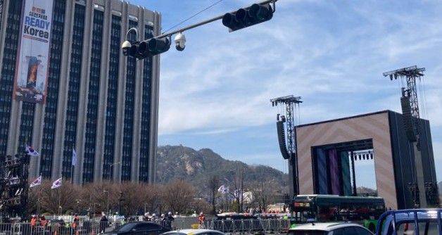 21일 광화문광장에서 열리는 BTS 공연무대 옆에 정부서울청사가 보인다. 사진=김경수 기자