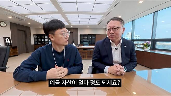 김선태씨와 정진완 우리은행장(오른쪽). 김선태 유튜브 갈무리