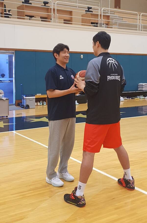 3일 한겨레와 사진 촬영을 앞두고 형을 위해 ‘매너다리’를 하는 함지훈의모습. 남지은 기자