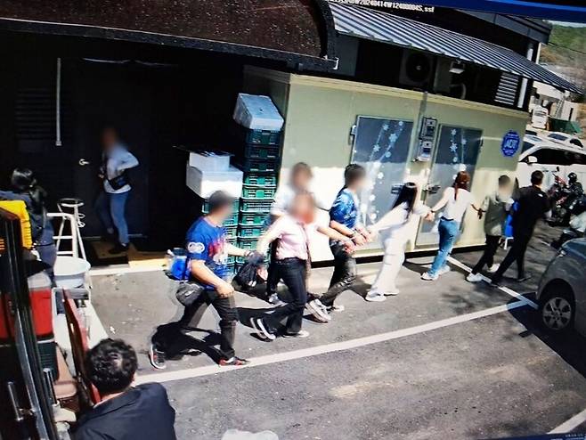 2024년 4월14일 양주 출입국외국인사무소 단속반원이 포천시 신북면 소재 태국식당 개업식에 참석한 타이인들을 체포하는 모습. 진정인 제공