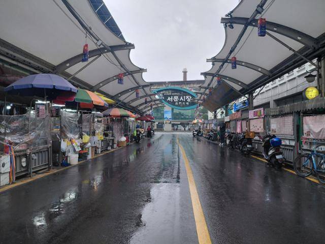 대구 서문시장 상인들이 19일 오전 점포 문을 열고 있다. 대구=김현종 기자