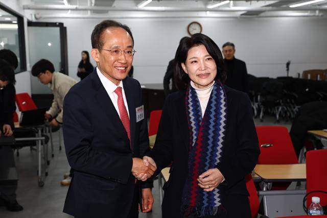 대구시장에 출마한 추경호(왼쪽) 국민의힘 의원과 이진숙 전 방통위원장이 10일 서울 여의도 중앙당사에서 열린 지방선거 광역단체장 및 중앙당 관할 기초단체자 후보자 면접에서 악수하고 있다. 뉴시스