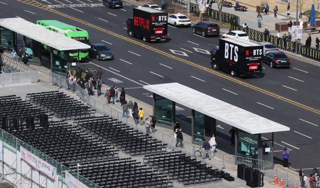 방탄소년단(BTS)의 컴백 공연을 이틀 앞둔 19일 서울 광화문광장에서 공연 준비 작업이 이뤄지고 있다. 강예진 기자