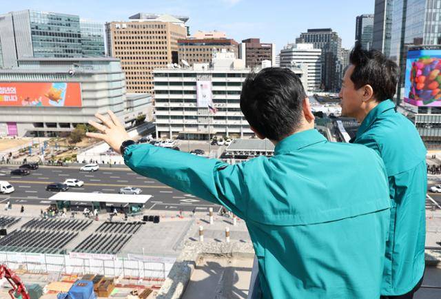 오세훈(오른쪽) 서울시장이 19일 서울 종로구 세종문화회관에서 광화문광장에 준비 중인 BTS의 컴백 공연 무대 설치 현장을 살펴보고 있다. 연합뉴스