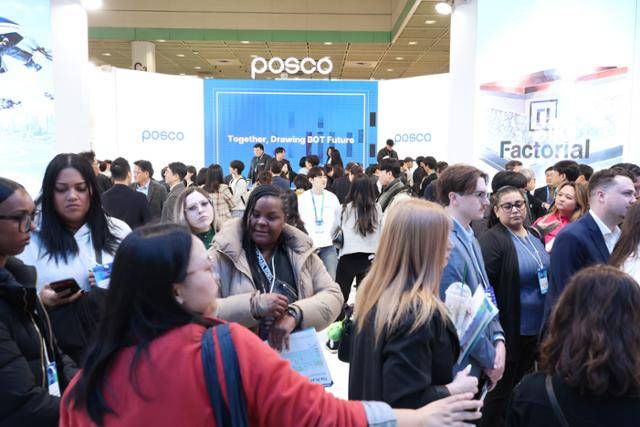 11일 서울 강남구 코엑스에서 개막한 국내 최대 배터리 산업 전시회 '인터배터리 2026'의 포스코퓨처엠 부스가 관람객으로 북적이고 있다. 연합뉴스