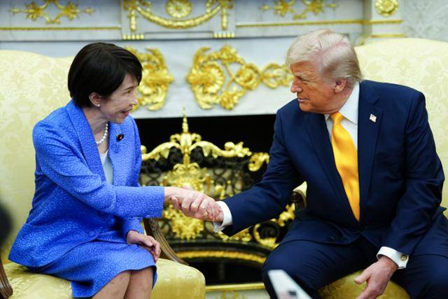 도널드 트럼프(오른쪽) 미국 대통령이 19일 미 워싱턴 백악관 오벌오피스(집무실)에서 다카이치 사나에 일본 총리와 악수하고 있다. 워싱턴=UPI 연합뉴스