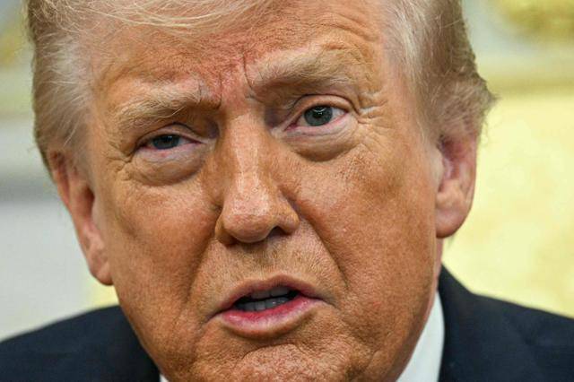 19일 미국 워싱턴 백악관 오벌오피스(집무실)에서 다카이치 사나에 일본 총리와 만나며 발언하고 있는 도널드 트럼프 미 대통령. 워싱턴=AFP 연합뉴스