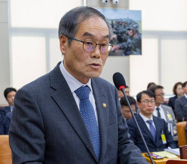 이용철 방위사업청장이 17일 국회에서 열린 국방위 전체 회의에 출석해 업무보고를 하고 있다. 연합뉴스