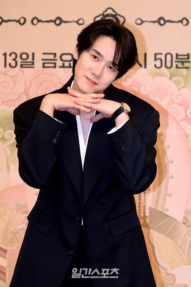 11일 오후 서울 양천구 목동SBS에서 열린 SBS 새 금토드라마 ‘신이랑 법률사무소’ 제작발표회에서 유연석이 포토타임동안 포즈를 취하고 있다. 오는 3월 13일 첫 방송되는 ‘신이랑 법률사무소’는 망자의 恨(한)을 통쾌하게 풀어주는 ‘신들린 변호사’ 신이랑(이연석)과 승소에 모든 것을 건 ‘냉혈 엘리트 변호사’ 한나현(이솜)의 기묘하고도 따뜻한 한풀이 어드벤처다. 김민규 기자 mgkim1@edaily.co.kr /2025.03.11/