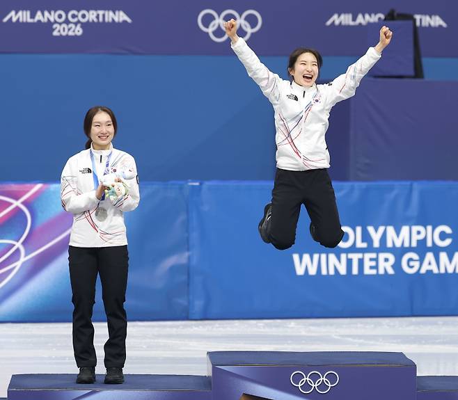 <yonhap photo-2894="">지난달 21일 이탈리아 밀라노 아이스스케이팅 아레나에서 열린 2026 밀라노ㆍ코르티나 동계올림픽 쇼트트랙 여자 1500m 시상식에서 금메달을 획득한 김길리가 시상대에 오르며 기뻐하고 있다. 사진=연합뉴스</yonhap>