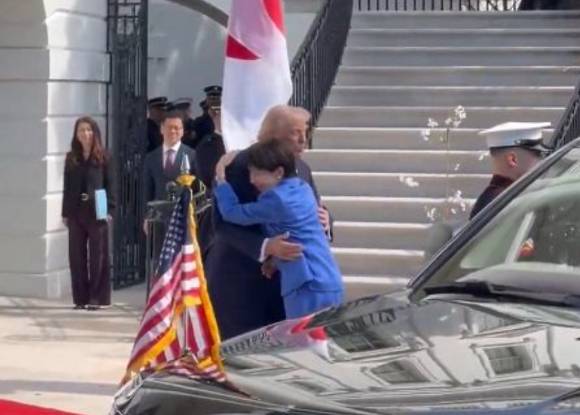 트럼프 대통령과 다카이치 총리가 포옹을 하고 있다. [사진=X 갈무리 ]