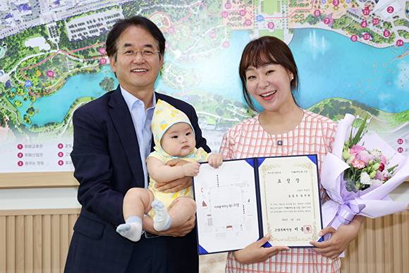 지난해 6월 다자녀를 양육 중인 개그우먼 정주리 씨에게 출산장려 유공 표창을 수여한 뒤 출산과 다복한 가정의 기쁨을 공유하고 있다. [사진=고양시]