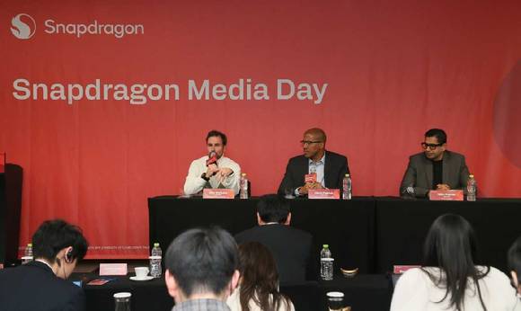 20일 서울 서초구 일대에서 열린 스냅드래곤 엘리트 미디어 간담회에서 퀄컴 주요 참석자들이 취재진 질의에 답변하고 있다. 사진은 왼쪽부터 돈 맥과이어 퀄컴 총괄 부사장 겸 최고마케팅책임자, 크리스 패트릭 퀄컴 수석 부사장 겸 모바일 핸드셋 부문 본부장, 니틴 쿠마르 퀄컴 제품관리 담당 부사장. [사진=퀄컴]
