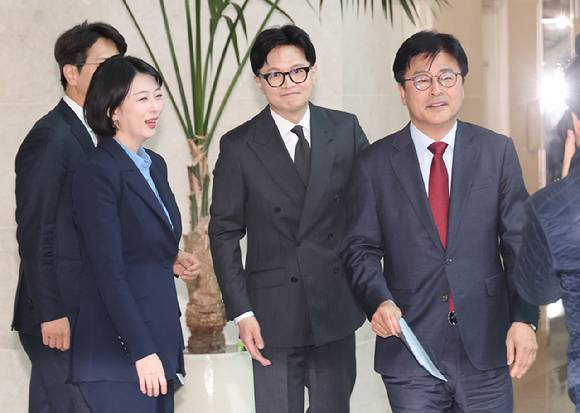 국민의힘 김종혁 전 최고위원이 20일 국회 소통관에서 중앙윤리위 징계에 대한 법원의 효력정지 가처분 인용 결정과 관련해 기자회견장을 향하고 있다. 2026.3.20 [사진=연합뉴스]