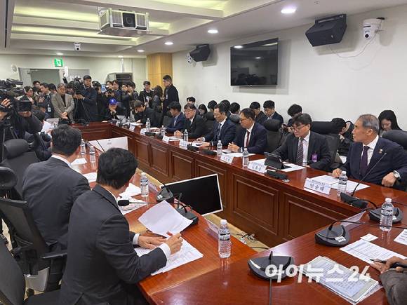 20일 서울 영등포구 국회 의원회관에서 개최된 '유가급등에 따른 대책 마련을 위한 정유업체 4사 공개 간담회' 모습  [사진=이한얼 기자]