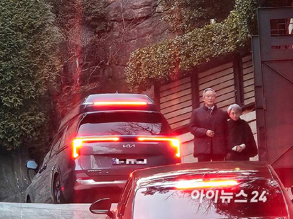 정몽준 아산재단 이사장이 20일 아산(峨山) 정주영 현대그룹 명예회장 제사에 참석하기 위해 자택에 들어서고 있다 [사진=설재윤 기자]