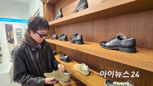 20일 무신사 킥스에서 김정현 킨치(KINCHI) 창업자 겸 최고마케팅책임자 CMO가 자사 제품을 소개하고 있다. [사진=진광찬 기자]