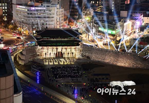 방탄소년단(BTS)이 3년 9개월 만에 완전체로 컴백한 가운데 20일 오후 서울 숭례문에서 'BTS 더 시티 아리랑 서울' 미디어 파사드가 펼쳐지고 있다. [사진=정소희 기자]