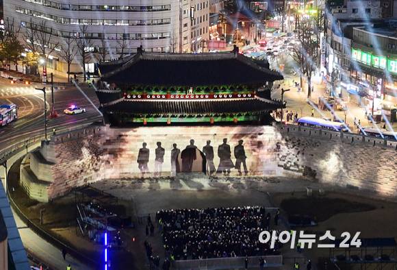 방탄소년단(BTS)이 3년 9개월 만에 완전체로 컴백한 가운데 20일 오후 서울 숭례문에서 'BTS 더 시티 아리랑 서울' 미디어 파사드가 펼쳐지고 있다. [사진=정소희 기자]