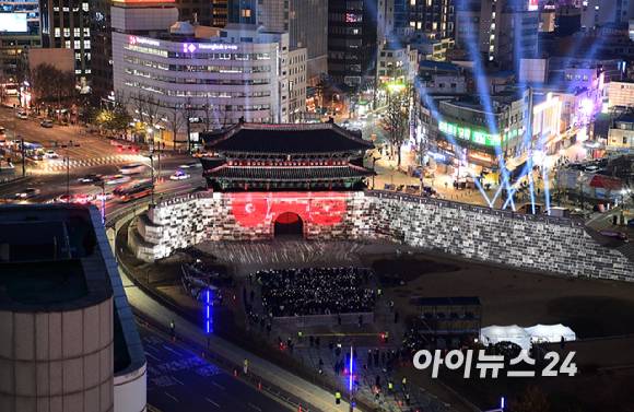 방탄소년단(BTS)이 3년 9개월 만에 완전체로 컴백한 가운데 20일 오후 서울 숭례문에서 'BTS 더 시티 아리랑 서울' 미디어 파사드가 펼쳐지고 있다. [사진=정소희 기자]