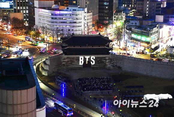 방탄소년단(BTS)이 3년 9개월 만에 완전체로 컴백한 가운데 20일 오후 서울 숭례문에서 'BTS 더 시티 아리랑 서울' 미디어 파사드가 펼쳐지고 있다. [사진=정소희 기자]