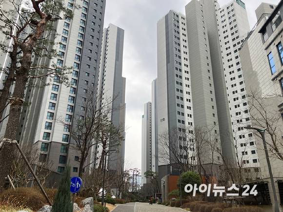 서초구 반포동 래미안원베일리(전용 84㎡)은 지난해 6월 72억원에서 지난 1월 60억8000만원으로 약 11억원 하락한 매물이 나와있다. 사진은 역삼역 인근 신축 아파트. [사진=김민지 기자]