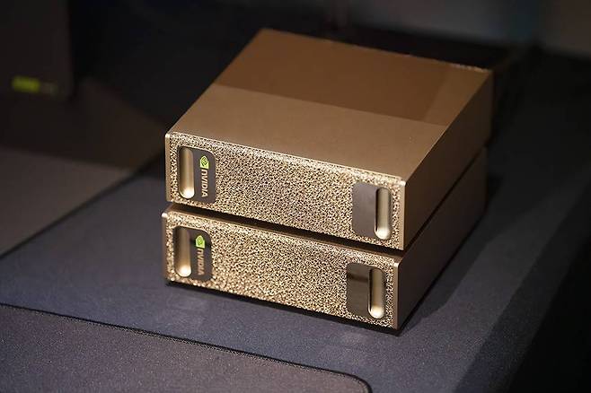 커넥트-X7 NIC을 활용해 두 대의 DGX 스파크를 한 대의 장치로 클러스터링 한 형태 / 출처=IT동아