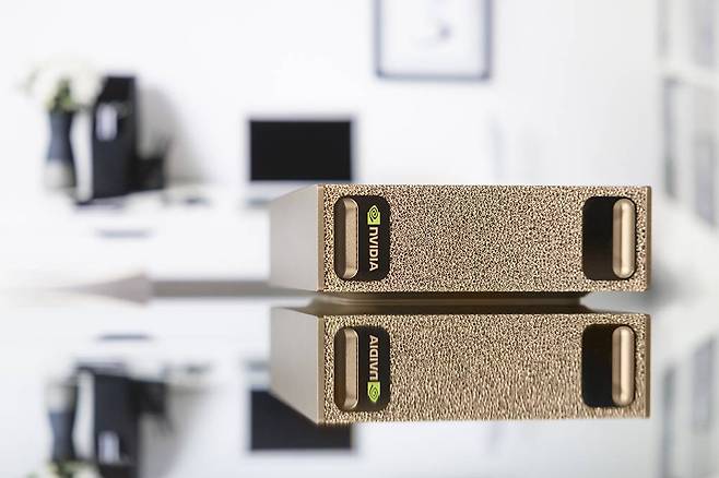 DGX 스파크가 저렴한 장치는 아니나 128GB 통합메모리를 쓸만한 작업환경이라면 데스크톱보다 효율적일 수 있다 / 출처=IT동아