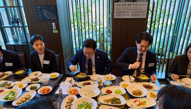 이재명 대통령이 지난 18일, 국무회의 종료 이후 세종 근무 공직자들을 찾아 격려 오찬을 가졌다. (청와대)