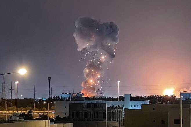 18일(현지시간) 사우디아라비아 수도 리야드 정유시설 인근에서 미사일 잔해가 떨어져 폭발하고 있다. 사우디는 이날 리야드에서 이란발 탄도미사일 8기를 요격했다고 밝혔다. [신화=연합뉴스]