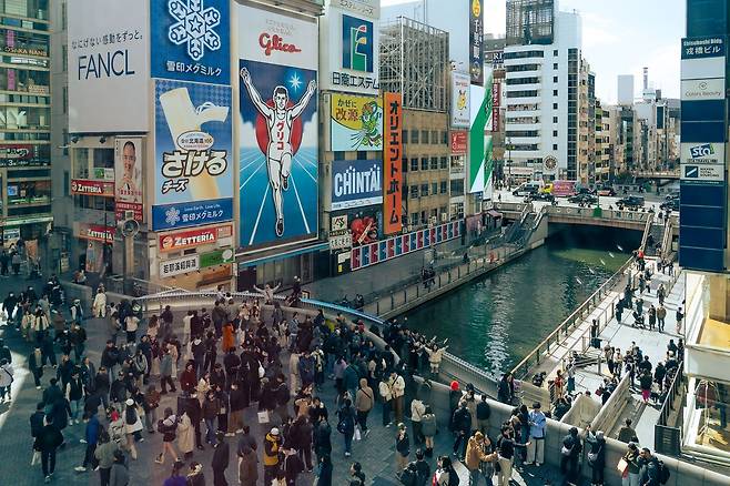 오사카 최대 번화가 도톤보리. 명물 글리코 상을 배경 삼아 기념사진을 찍으려는 이들로 에비스 다리는 늘 북새통을 이룬다.
