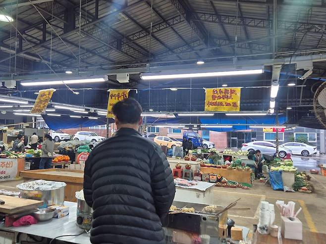 18일 오전 텅 빈 중문향토오일시장을 지켜보는 상인의 뒷모습. 시장 상인들도 하나 둘 장사를 접으면서 규모가 반으로 줄었다고 한다. 오소영 기자