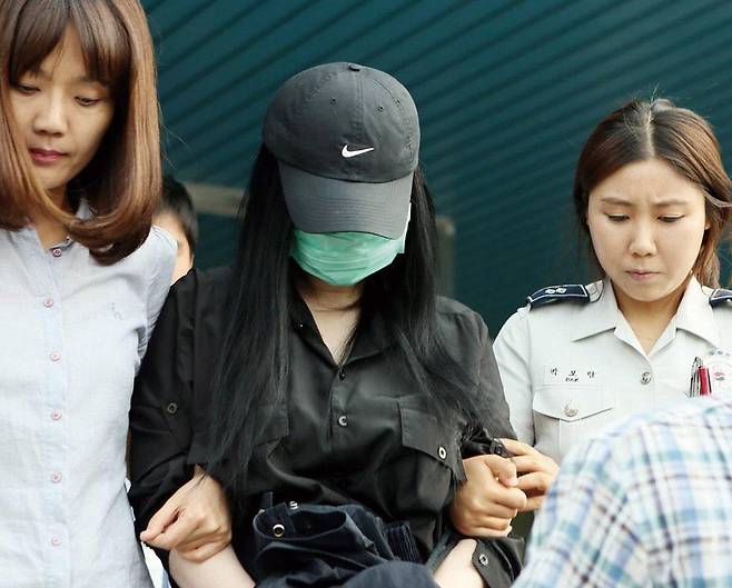 2014년 5월 고미영(가명·35)은 경기 파주에서 카카오톡 오픈채팅방을 통해 알게 된 피해자를 41회에 걸쳐 칼로 찔러 살해한 뒤 전기톱으로 시체를 토막 내 상·하반신을 유기한 혐의로 징역 30년을 선고받았다. [연합뉴스]