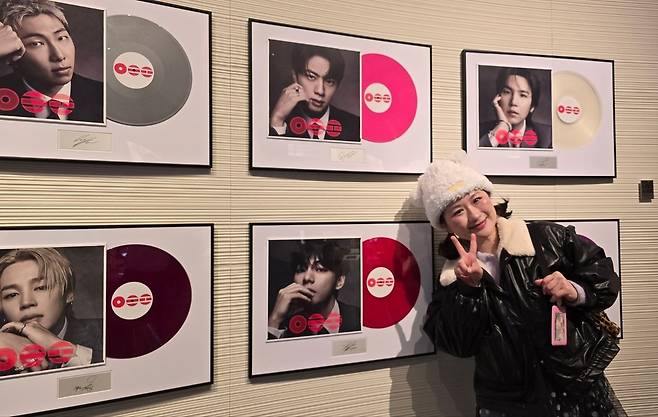 20일 신세계백화점 본점 더 헤리티지에서 열린 BTS팝업을 찾은 캘리(37)씨가 가장 좋아하는 멤버인 '뷔' 사진 앞에서 포즈를 취하고 있다. 노유림 기자