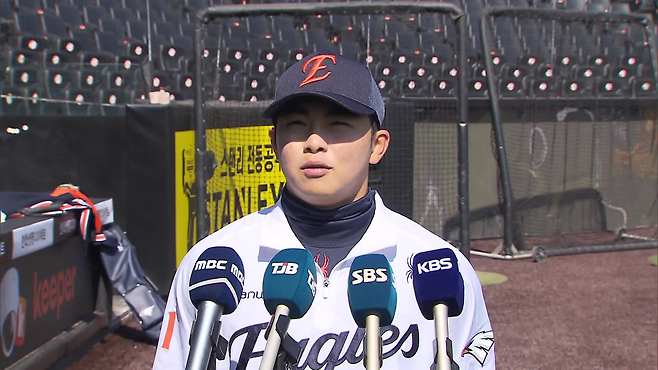 19일 한화 복귀 후 취재진과 인터뷰 중인 문현빈