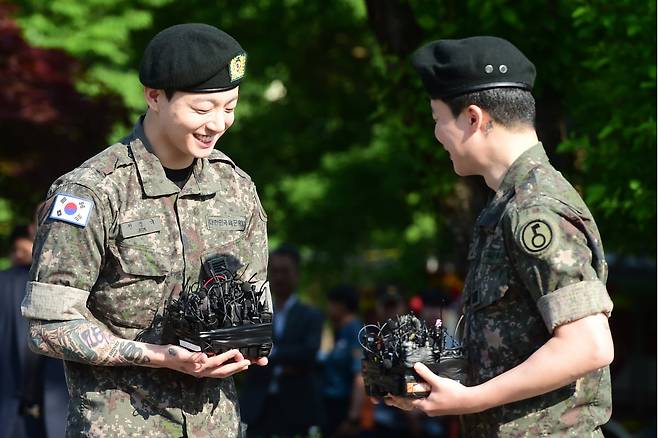 BTS 정국, 지민이 전역 행사에 참석해 웃음 짓고 있다. 한경DB