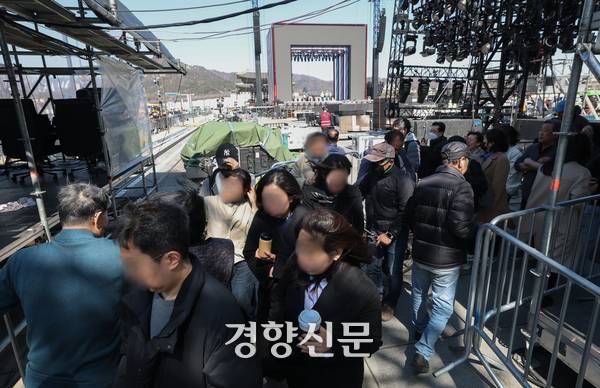 그룹 방탄소년단(BTS)의 광화문 공연을 앞둔 19일 서울 종로구 광화문광장에서 공연 준비작업이 한칭인 가운데 시민들이 공연장 사이에 마련된 통로를 오가고 있다. 권도현 기자