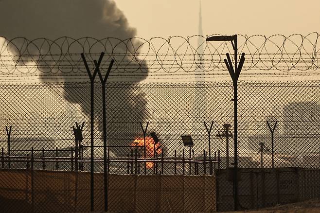 지난 16일(현지시간) 아랍에미리트연합(UAE) 두바이 국제공항 인근에서 발생한 화재로 연기가 솟아오르고 있다. AFP연합뉴스