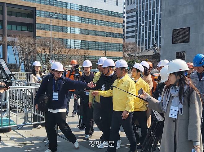 윤호중 행정안전부장관과 관계자들이 방탄소년단(BTS) 컴백 공연을 하루 앞둔 20일 서울 종로구 광화문광장을 찾아 현장 상황을 점검하고 있다. 김태욱 기자